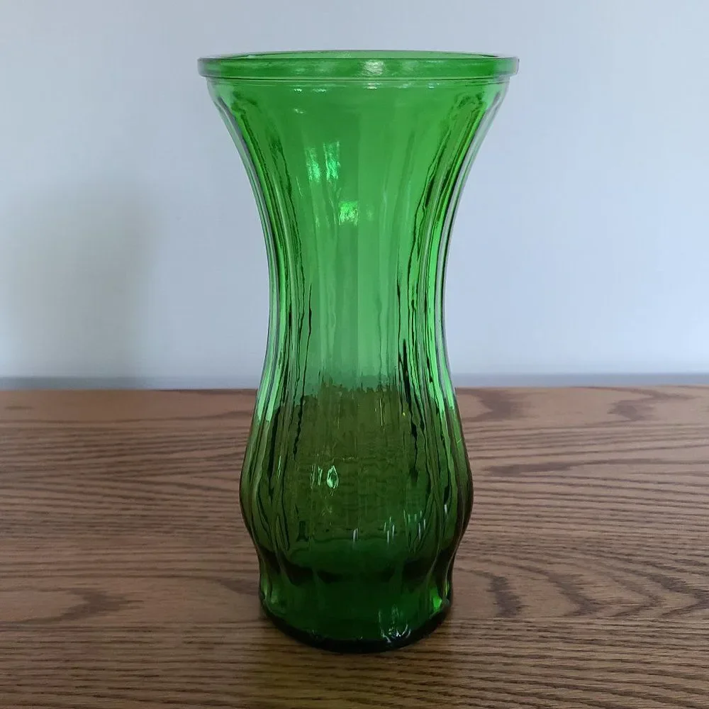 Hoosier Glass Tall Ribbed Swirled Curved Opulent Emerald Green Vase 4183 Vintage